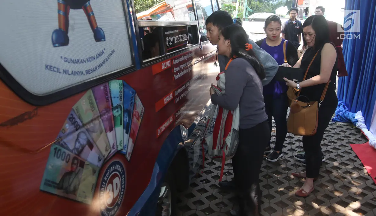 Warga menukarkan uang pecahan di stand mobil yang ada di Lapangan IRTI Monas, Jakarta Pusat, Rabu (23/5). Adapun masyarakat harus membawa KTP sebagai syarat untuk menukarkan uang. (Liputan6.com/Arya Manggala)