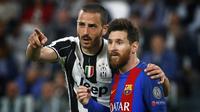Striker Barcelona Lionel Messi (kanan) dan bek Juventus Leonardo Bonucci (kiri). (AFP/Marco Bertorello)
