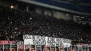 Spanduk bertuliskan " Rest in peace Kobe and Gianna forever together " ditampilkan fans AC Milan sebelum pertandingan AC Milan melawan Torino pada perempat final Coppa Italia di stadion San Siro (28/1/2020). Kobe menghabiskan kariernya selama 20 tahun di  LA Lakers. (Marco Alpozzi/Lapresse via AP)