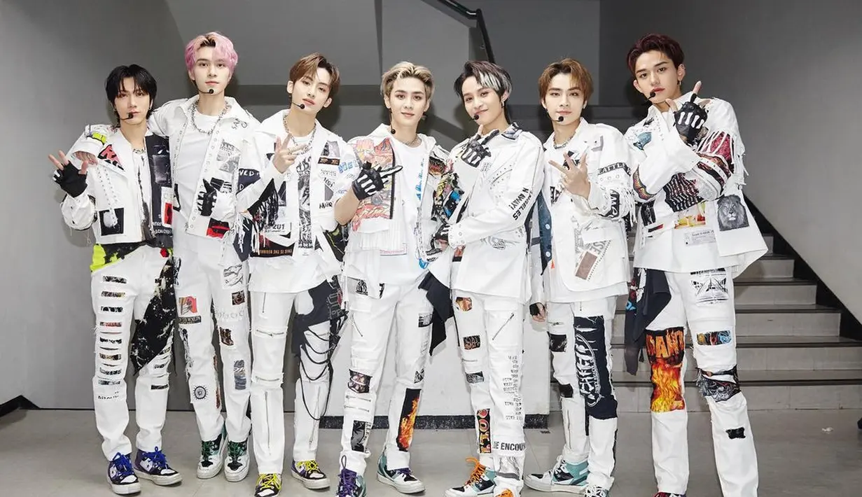 Tak kalah dengan NCT, WayV juga kerap mengenakan kostum yang menunjukkan kekompakan para membernya. Salah satunya busana yang memberikan kesan sporty ini. (Foto: Instagram @wayvofficial)
