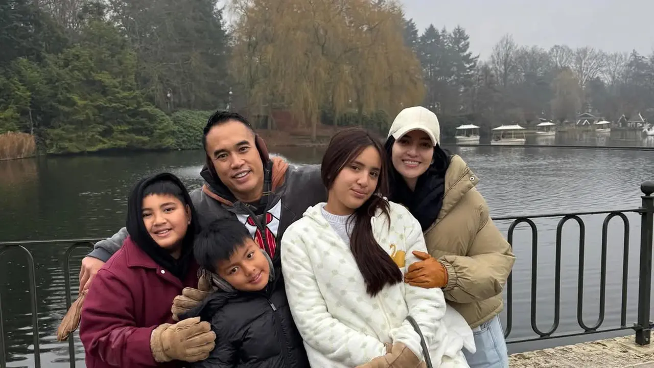Bak Pinang Dibelah Dua, Potret Cantik Nia Ramadhani dan Mikhayla Bakrie Liburan di Eropa