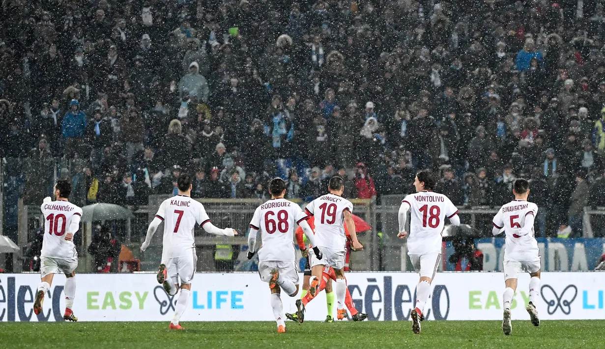 Pemain AC Milan merayakan kemenanga atas Lazio pada laga leg kedua semifinal Coppa Italia di Stadio Olimpico, Rabu (28/2). AC Milan akan menghadapi juara bertahan Juventus pada final Coppa Italia setelah menang adu penalti 5-4. (Andreas SOLARO/AFP)