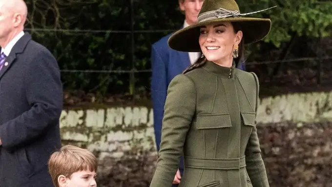 Gaya Kate Middleton Perdana Rayakan Natal sebagai Putri Wales, Tampil Elegan Pakai Gaun Mantel Hijau