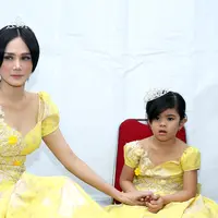 Mulan Jameela dan buah hatinya, Safeea Ahmad nampak sangat kompak. Lihat saja keduanya sama-sama memakai gaun kuning panjang layaknya puteri-puteri di kerajaan. (Andy Masela/Bintang.com)