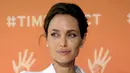Sejak awal mengajukan gugatan cerainya pada Pitt, Jolie pun mengajukan hak asuh penuh keenam anaknya. Di awal itu juga Jolie langsung membawa anak-anaknya untuk pindah ke kawasan Malibu. (AFP/Bintang.com)