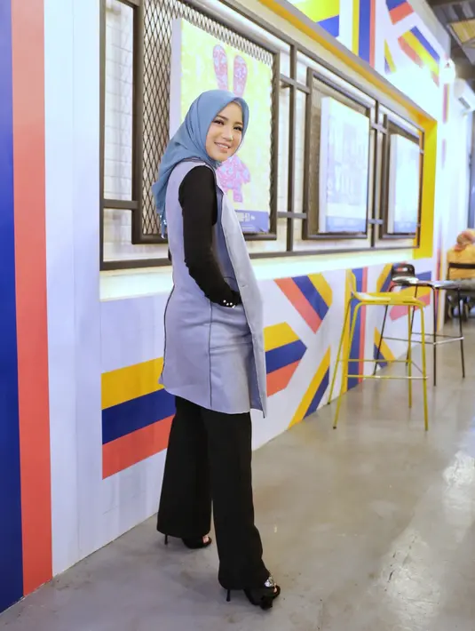 "Alhamdulillah janji Allah memang benar. Bagi orang yang bertakwa pasti akan diberikan solusi rejeki dari pintu yang tidak kita sangka," ucapnya. (Adrian Putra/Bintang.com)