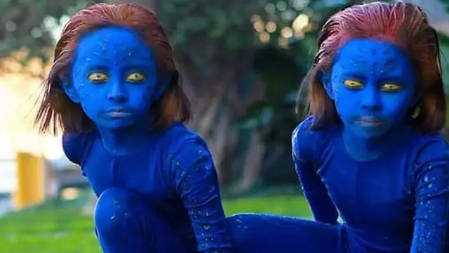 Potret Anak Kembar yang Hobi Cosplay, Pilihan Kostumnya Mengerikan