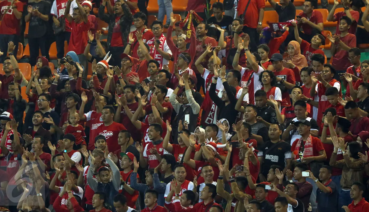 Suporter PSM Makassar bernyanyi saat menyaksikan laga tim nya melawan PS TNI di lanjutan LIga 1 Indonesia di Stadion Pakansari, Cibinong, Kab Bogor, Senin (15/5). PSM Makassar kalah 1-2 dari PS TNI. (Liputan6.com/Helmi Fithriansyah)