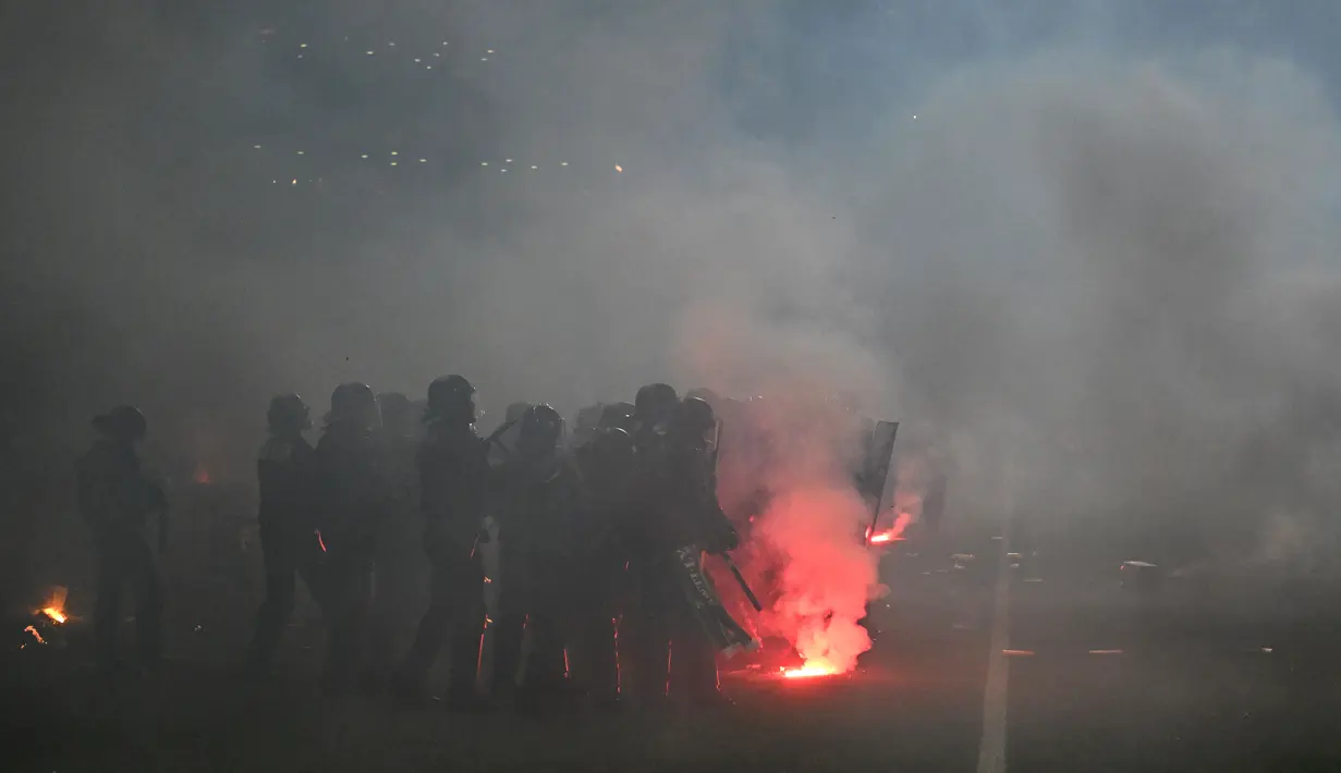 Juara 10 kali Liga Prancis itu harus rela terdegradasi usai tumbang dari Auxerre pada babak play-off degradasi, Senin (30/5/2022). Mereka takluk 4-5 pada babak adu penalti. (AFP/Jean-Philippe Ksiazek)