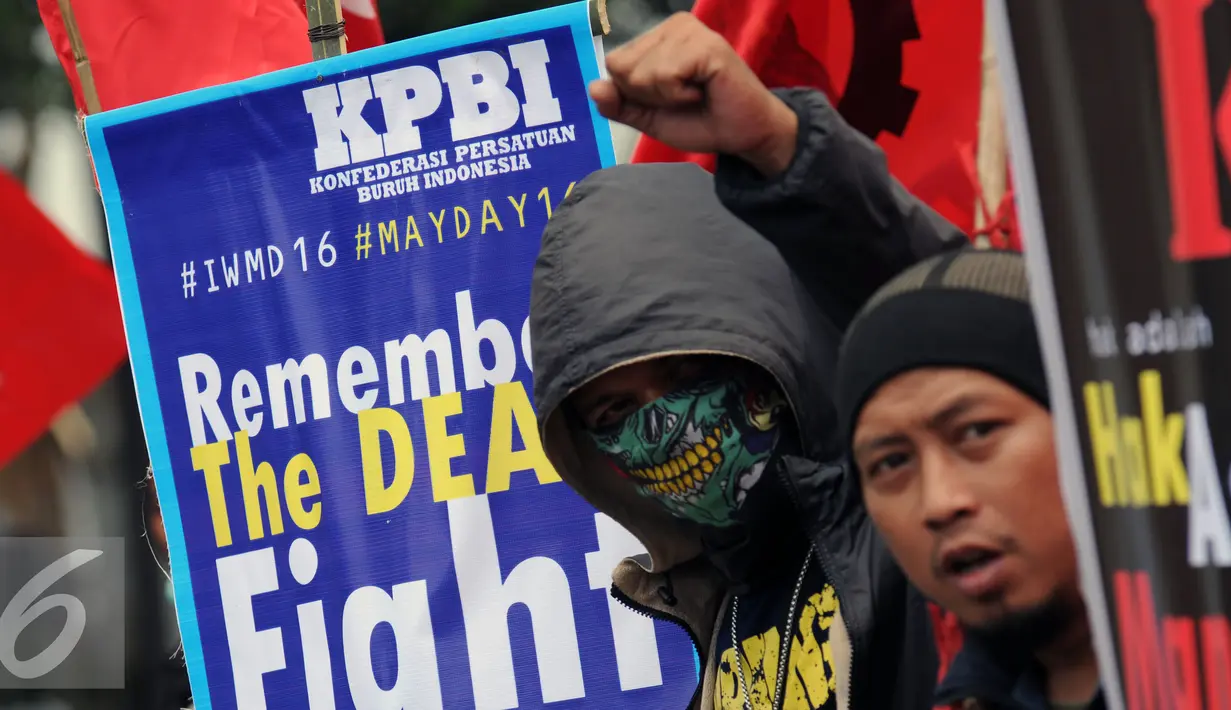 Aktivis dari Konfederasi Persatuan Buruh Indonesia melakukan aksi keprihatinan di Bundaran Patung Kuda, Jakarta, Kamis (28/4/2016). Aksi ini bagian dari peringatan kematian pekerja yang jatuhsetiap 28 April. (Liputan6.com/Helmi Fithriansyah)