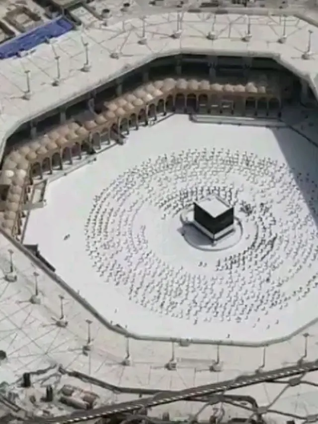 6 Potret Tawaf Jaga Jarak Pelaksaanan Ibadah Haji 2020, Terapkan Protokol Kesehatan