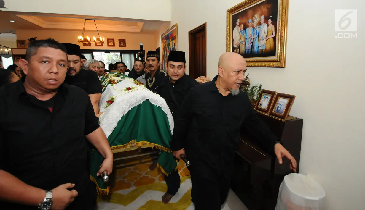 Jenazah alm RMH Heroe Siswanto NS atau dikenal Sys NS dibawa menuju pemakaman dari rumah duka, Jakarta, Selasa (23/1). Sys NS wafat diusia 61 tahun akibat serangan jantung. (Liputan6.com/Helmi Fithriansyah)