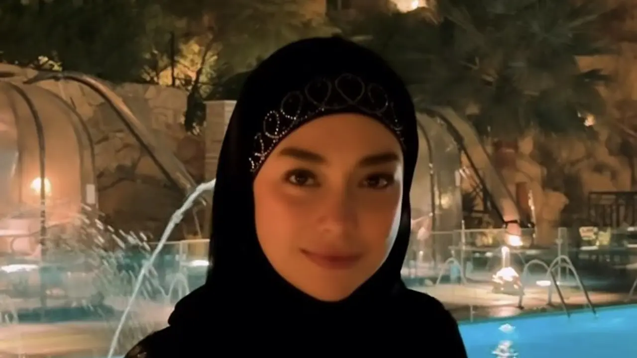 Tampilan Serba Hitam Celine Evangelista saat Umrah Setelah Mualaf