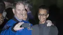 John M. Grunsfeld (kiri), Associate Administrator untuk Direktorat Misi Sains berpose dengan Ahmed Mohamed, remaja asal Texas yang sempat ditahan karena jam buatannya dianggap bom saat mengunjungi Gedung Putih, Senin (19/10). (REUTERS / Joshua Roberts)