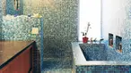 Laburi dinding kamar mandi dengan keramik mosaik berwarna cerah. Finishing glossy dari keramik mosaik membuat kamar mandi terlihat elegan. Foto: Dwell