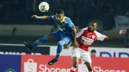 Pemain Persib Bandung, Ardi Idrus, menyundul bola saat melawan Persipura Jayapura pada laga Liga 1 2019 di Stadion Si Jalak Harupat, Bandung, Sabtu (18/5). Persib menang 3-0 atas Persipura. (Bola.com/M Iqbal Ichsan)