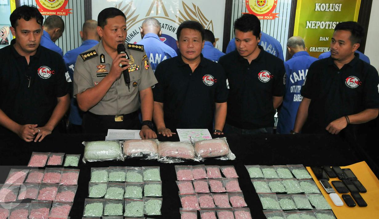 Direktorat Tindak Pidana Narkoba Bareskrim Polri merilis barang bukti kasus narkoba di Jakarta, Jumat (19/2). Petugas menangkap 7 orang tersangka sindikat narkotika internasional dan menyita sedikitnya 40 ribu butir ekstasi. (Liputan6.com/Yoppy Renato)