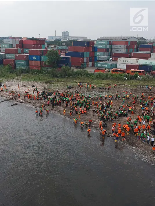 Foto aerial saat petugas melakukan gerebek sampah di Pesisir Teluk Jakarta, Cilincing, Jakarta Utara, Minggu (15/4). Kegiatan ini melibatkan 1.000 orang terdiri dari berbagai unsur masyarakat. (Liputan6.com/Arya Manggala)