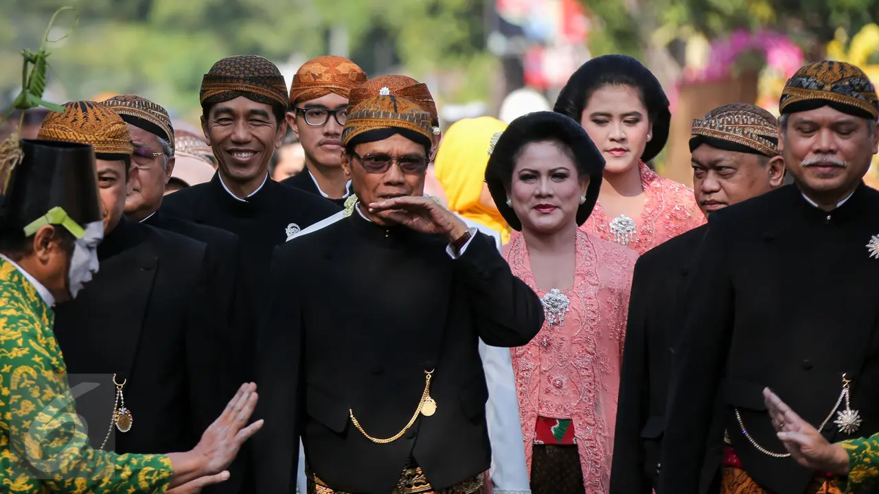 Ekspresi Gibran Rakabuming Raka Saat Jalan Kaki Menuju Lokasi Akad