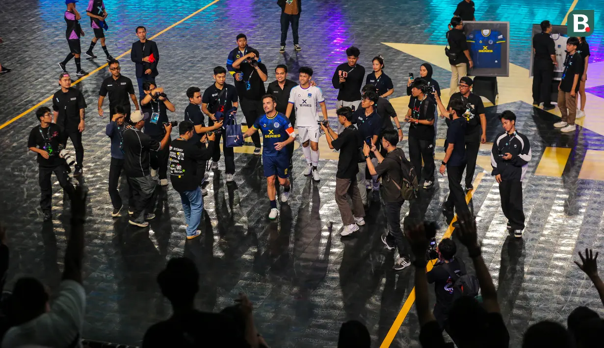 Pemain Fury Squad, Falcao bersiap memberikan cedera mata kepada penonton setelah laga perebutan peringkat ketiga Futsal X Series 2 melawan Lynx Hunters yang berlangsung di GOR UNJ, Rawamangun, Jakarta, Minggu (18/01/2026). (Bola.com/Bagaskara Lazuardi)