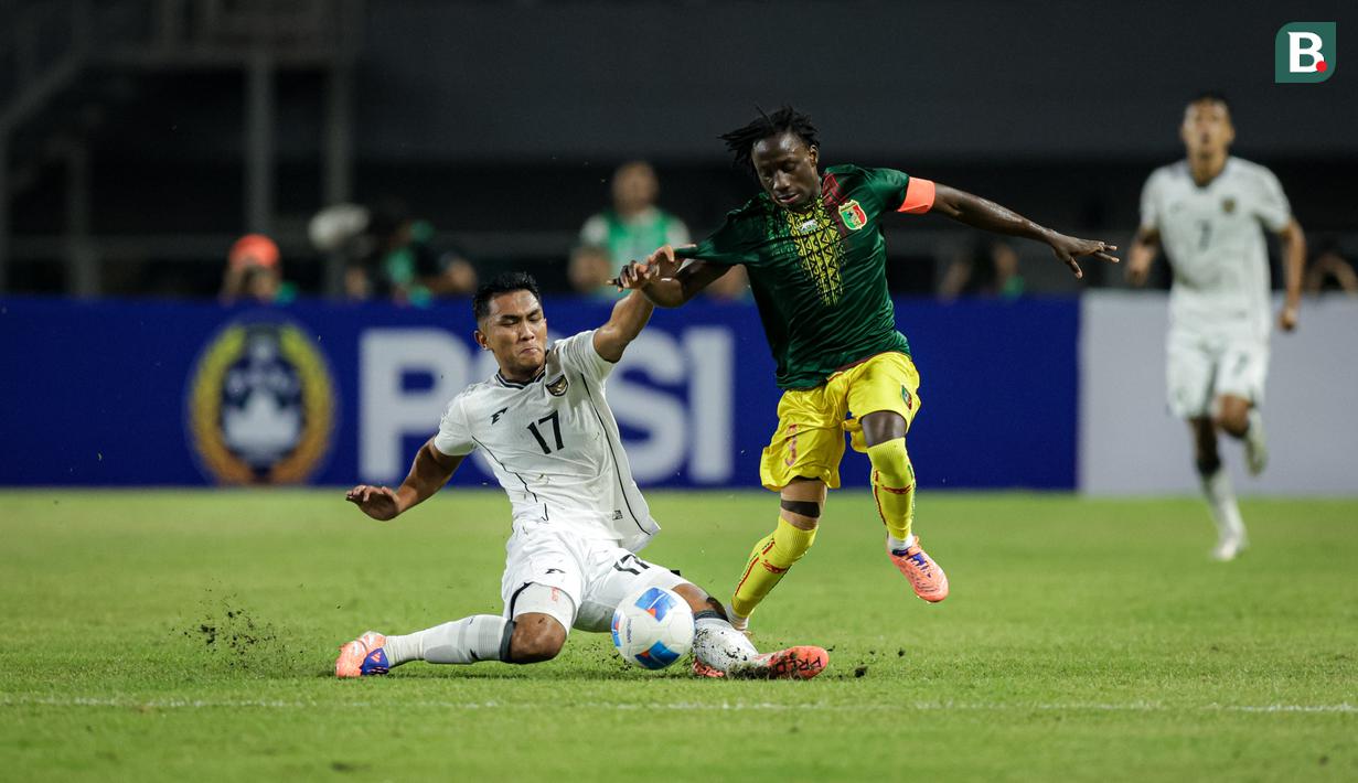<p>Pemain Timnas Indonesia U-22, Rivaldo Pakpahan, berebut bola dengan pemain Timnas Mali U-22,&nbsp;Hamidou Makalou pada laga ujicoba&nbsp;yang digelar di Stadion Pakansari, Kabupaten Bogor, Selasa (18/11/2025) pukul 20.00 WIB.&nbsp;(Bola.com/Bagaskara Lazuardi)</p>