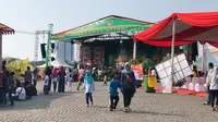 Suasana di depan panggung utama Lebaran Betawi 2019 di Monas, Sabtu (20/7/2019). (Liputan6.com/Ratu Annisaa Suryasumirat)