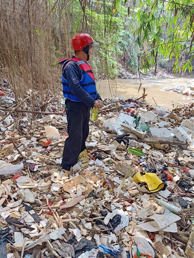 Tim Satuan Tugas Ciliwung menemukan anak Sungai Ciliwung, Sungai Cipakancilan, penuh dengan sampah. (Foto: Sekretaris Tim Satgas Ciliwung Kota Bogor, Een Irawan Saputra)