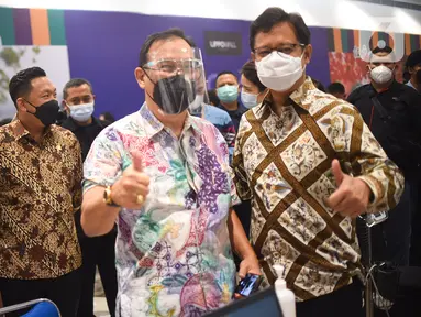 Menteri Kesehatan, Budi Gunadi Sadikin dan warga acungkan ibu jari ketika vaksinasi untuk Lansia di Lippo Mall Puri, Jakarta, Selasa (9/3/2021). Lippo Malls, Siloam Hospitals Group dan Kemenkes gelar vaksin lansia dengan merealisasikan target nasional 1 juta vaksinasi per hari. (Liputan6.com/Pool)