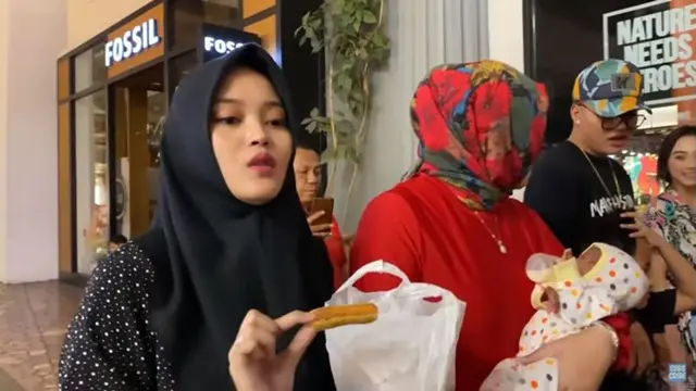 Lina berkumpul dengan anak-anak Sule dan turut membawa buah hatinya yang masih bayi.