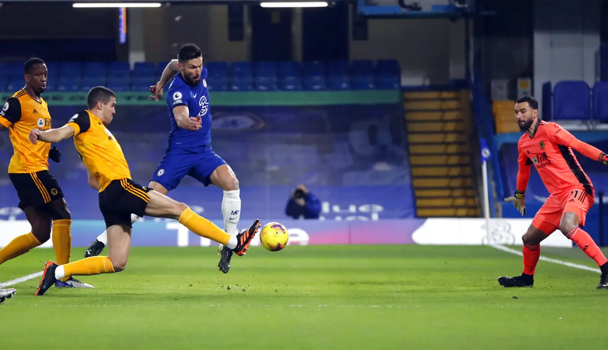 Pemain Chelsea Olivier Giroud (tengah) berusaha mencetak gol ke gawang Wolverhampton Wanderers pada pertandingan Liga Inggris di Stamford Bridge Stadium, London, Inggris, Rabu (27/1/2021). Pertandingan berakhir dengan skor 0-0. (AP Photo/Frank Augstein)