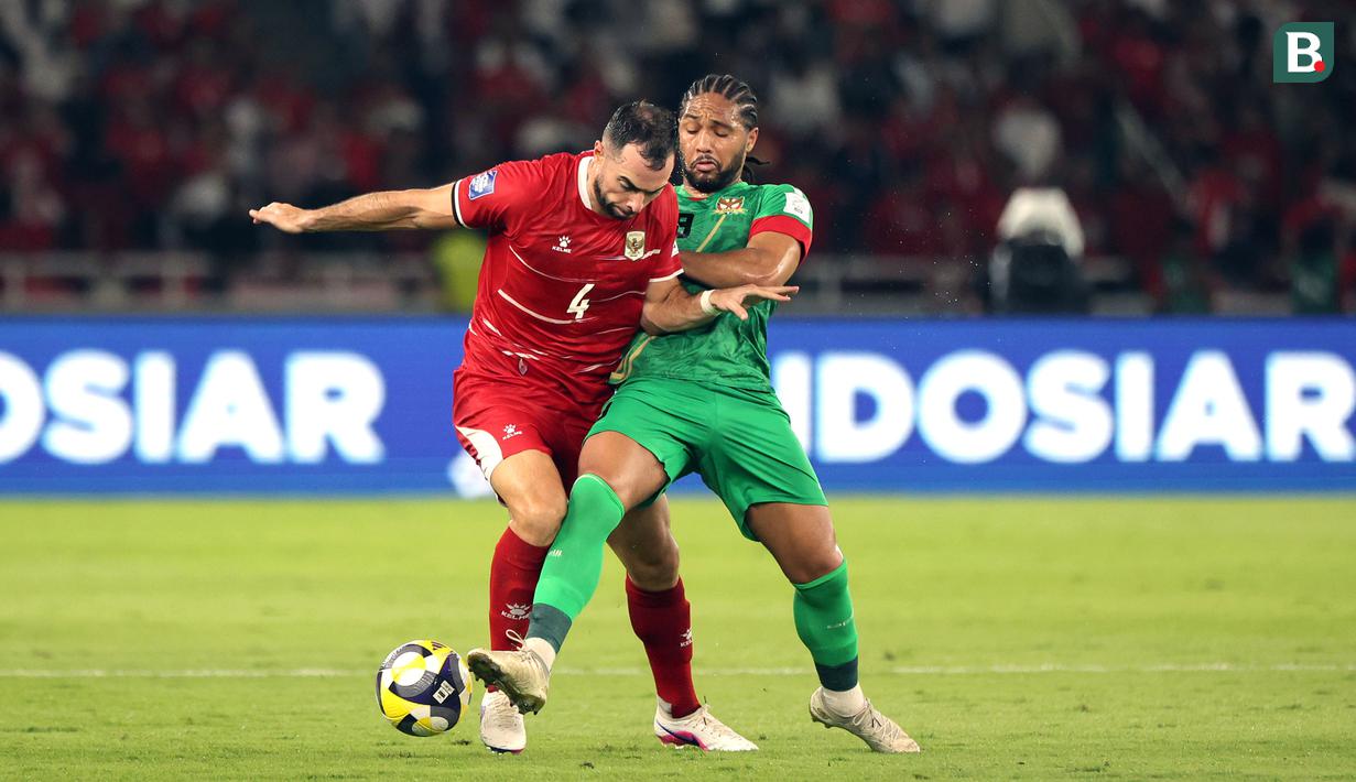 Pemain Timnas Indonesia, Jordy Amat (kiri) berebut bola dengan pemain St Kitts and Nevis, Yohannes Mitchum dalam laga semifinal FIFA Series 2026 di Stadion Utama Gelora Bung Karno (SUGBK), Senayan, Jakarta, Jumat (27/03/2026). (Bola.com/Abdul Aziz)
