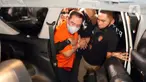 Terpidana pengalihan hak tagih atau cessie Bank Bali, Djoko Sugiarto Tjandra digiring masuk kedalam mobil usai tiba di Bandara Halim Perdanakusuma Jakarta, Kamis (30/7/2020). Djoko Tjandra tiba sekitar pukul 22.30 WIB dan langsung dibawa ke Bareskrim Mabes Polri. (Liputan6.com/Helmi Fithriansyah)