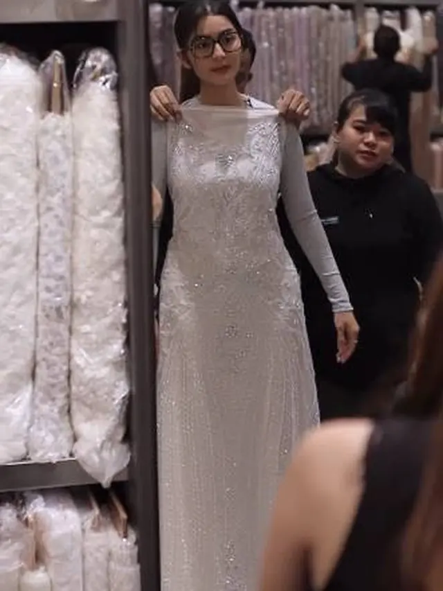 Makin Dekat Pelaminan, Ini 7 Momen Debi Sagita Pilih Kain untuk Gaun Pengantin
