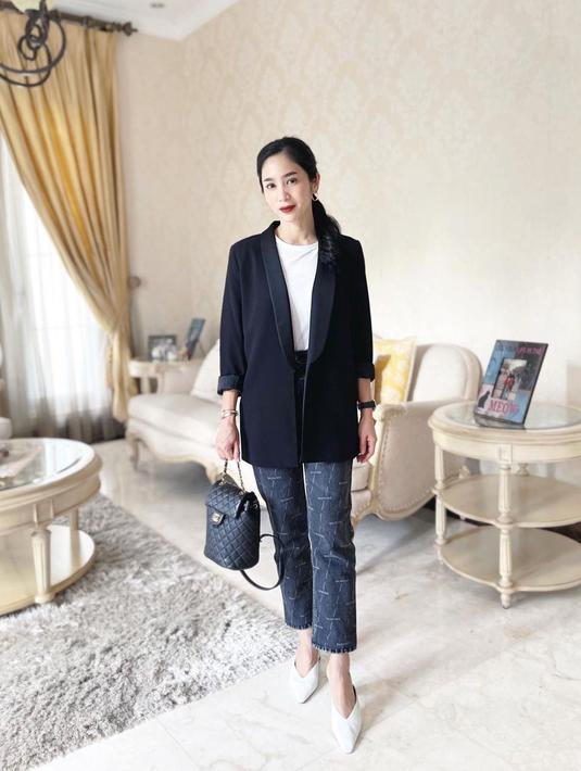 Blazer berwarna juga tak pernah salah digunakan. Memadukandengan kaos putih polos dan high heels senada, penampilan BUnga Zainal ini banjir pujian. (Liputan6.com/IG/@bungazainal05)