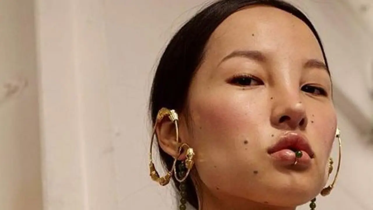 [Fimela] Kecantikannya yang Tidak Biasa Membuat Perempuan Nepal Ini Viral di Dunia Maya
