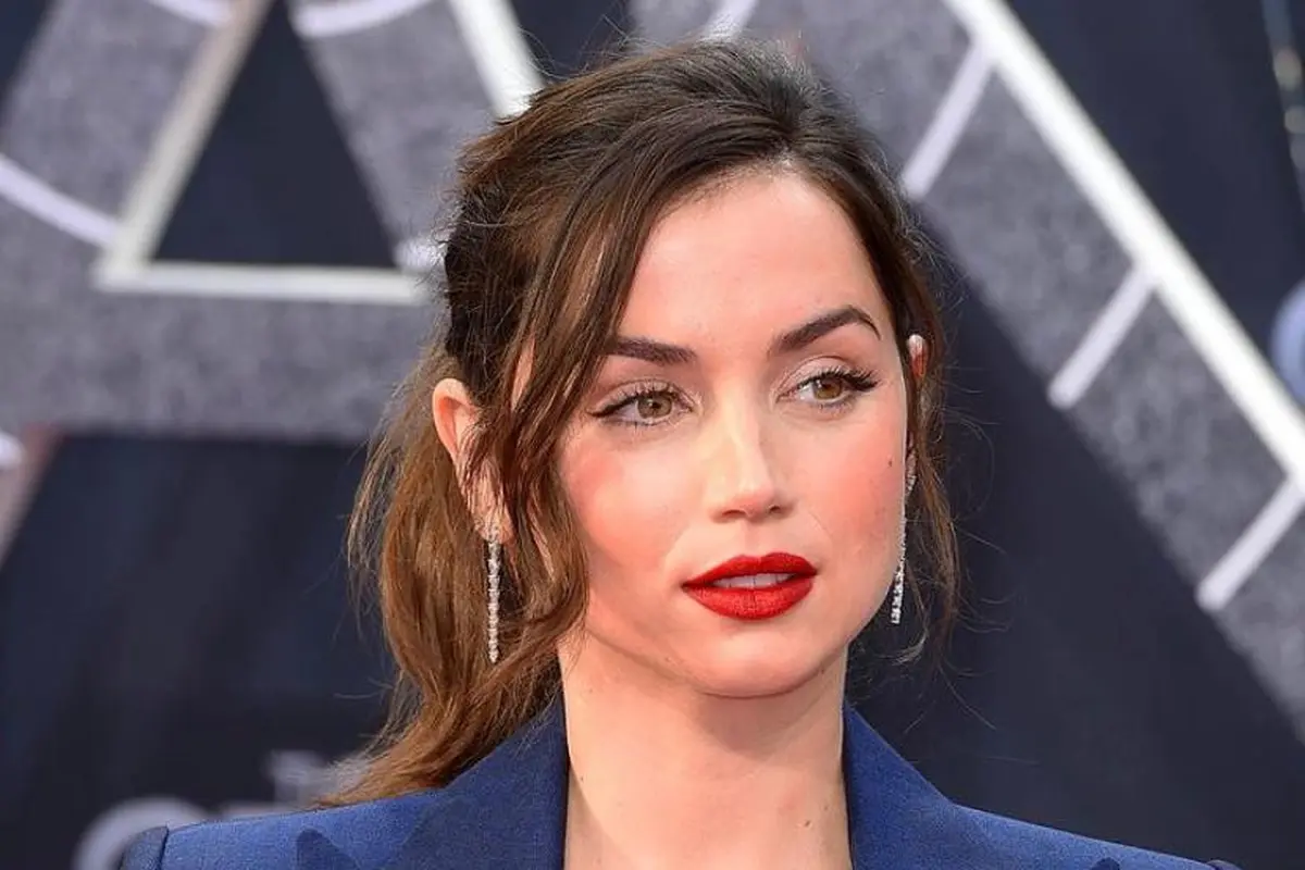 Gaya Berkelas Ana de Armas dengan Setelan Louis Vuitton di Premiere The Gray Man