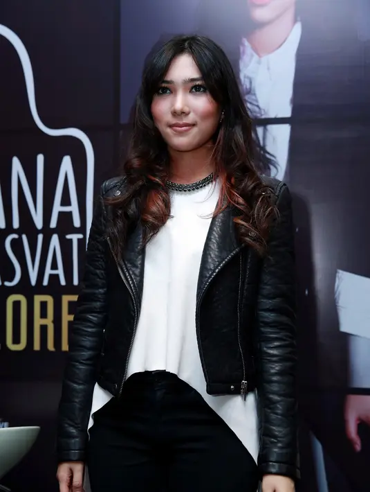 Isyana juga mengungkapkan rasa puasnya karena akhirnya bisa merilis album, "Antusias banget dan campur aduk juga rasanya, Akhirnya karya-karya aku sejak juli tahun lalu bisa launching," ucap Isyana. (Deki Prayoga/Bintang.com)