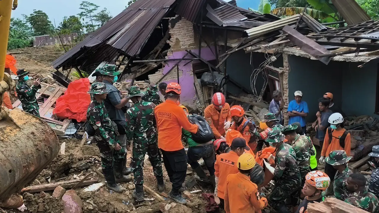 Operasi SAR pencarian korban longsor di Dukuh Situkung, Desa Pandanarum, Kecamatan Banjarnegara, Kabupaten Banjarnegara.