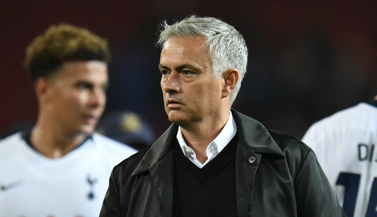 Ekspresi pelatih Manchester United, Jose Mourinho usai pertandingan melawan Tottenham Hotspur pada lanjutan Liga Inggris di Old Trafford, (27/8). MU kalah telak atas tottenham 3-0. (AFP Photo/Oli Scarff)