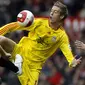 Striker Liverpool, Peter Crouch, berebut bola dengan bek Manchester United, Rio Ferdinand, pada laga Liga Premier Inggris di Stadion Old Trafford, Inggris, Minggu (22/10/2006). (AFP/Andrew Yates)