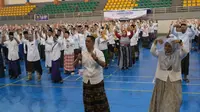 Ratusan Aparatur Sipil Negara (ASN) Pemda Garut, Jawa Barat, ambil bagian dalam pemecahan rekor Museum Rekor Dunia Indonesia (MURI) kategori pemakaian sarung tenun terbanyak di Indonesia. (Liputan6.com/Jayadi Supriadin)