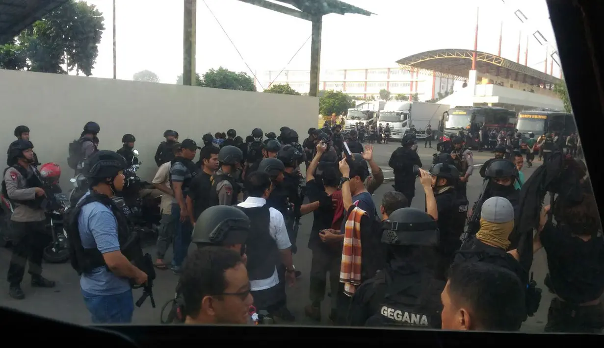 Proses penyerahan diri para narapidana terorisme Rumah Tahanan Cabang Salemba di Mako Brimob Kelapa Dua, Depok, Kamis (10/5). Sebanyak 155 narapidana terorisme menyatakan menyerah tanpa syarat kepada pihak aparat kepolisian. (Liputan6.com/HO/Polri)