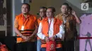(kiri-kanan) Kadis PUPR Kabupaten Indramayu Omarsyah, Kabid Jalan di Dinas PUPR Kabupaten Indramayu Wempy Triyono, dan Bupati Indramayu nonaktif Supendi usai menjalani pemeriksaan sebagai tersangka dugaan suap pengaturan proyek di Gedung KPK, Jakarta, Jumat (10/1/2020). (merdeka.com/Dwi Narwoko)
