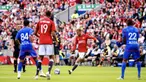 Pemain Manchester United, Mason Mount (tengah) berusaha menjebol gawang Olympique Lyon dalam pertandingan ujicoba yang berlangsung di di Stadion Murrayfield, Rabu (19/07/23). (Twitter/@ManUtd)