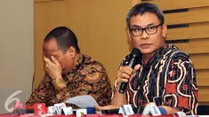 Pimpinan KPK Johan Budi (kanan) saat konferensi pers di Gedung KPK, Jakarta, Rabu (29/7/2015). KPK meningkatkan status Gubernur Sumut, Gatot Pujo Nugroho dan istrinya Evy Susanti sebagai tersangka kasus suap hakim PTUN Medan. (Liputan6.com/Helmi Afandi)