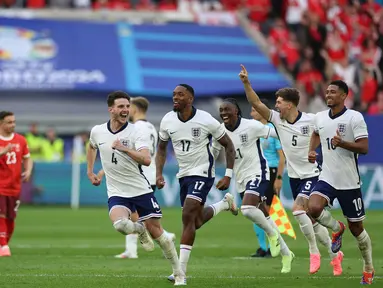 Pemain timnas Inggris merayakan kemenangan di akhir adu penalti saat pertandingan perempat final UEFA Euro 2024 melawan Swiss di Duesseldorf Arena pada 6 Juli 2024. (Adrian DENNIS/AFP)
