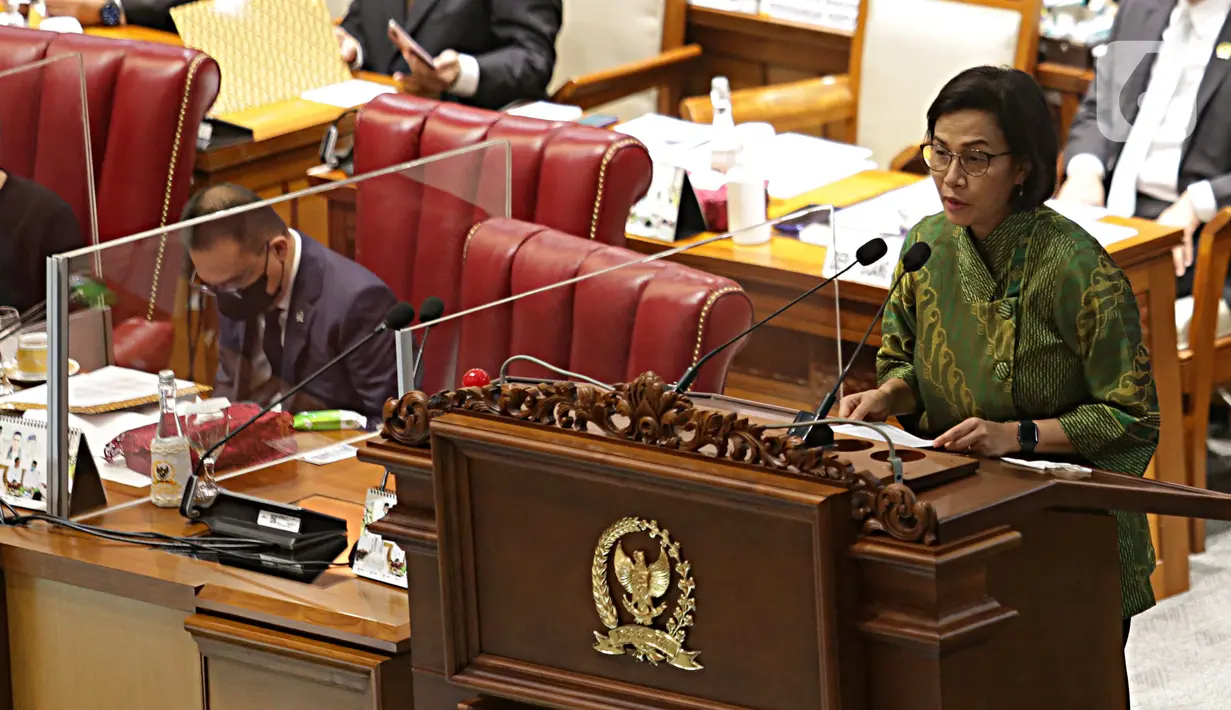 Menteri Keuangan Sri Mulyani (kanan) menyampaikan laporannya saat Rapat Paripurna ke-23 DPR RI di Kompleks Parlemen, Senayan, Jakarta, Selasa (24/5/2022). Agenda rapat paripurna membahas pembicaraan tingkat II/pengambilan keputusan terhadap RUU tentang perubahan kedua atas undang-undang nomor 12 tahun 2011 tentang pembentukan peraturan perundang-undangan. (Liputan6.com/Angga Yuniar)