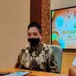 Pimpinan Cabang EWF Cirebon Ernest Firman (kiri) memberi keterangan pers terkait pertumbuhan kesadaran investasi di tengah pandemi covid-19. Foto (Liputan6.com / Panji Prayitno)