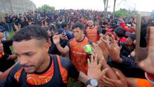 Pemain Persija Jakarta menyalami para The Jakmania yang hadir langsung memberikan dukungan jelang lawan Persib Bandung di Persija Training Ground, Bojong Sari, Depok, Jawa Barat, Jumat (9/1/2026). (Bola.com/M Iqbal Ichsan)