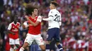 Gelandang Arsenal, Matteo Guendouzi, bersitegang dengan gelandang Tottenham Hotspur, Dele Alli, pada laga Premier League 2019 di Stadion Emirates, Minggu (1/9). Kedua tim bermain imbang 2-2. (AP/John Walton)